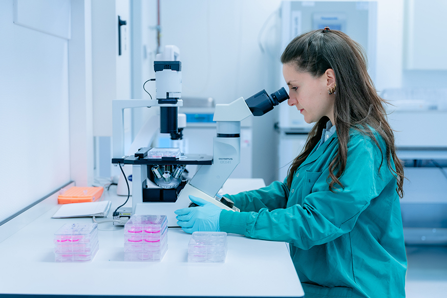 iPsomics researcher at microscope